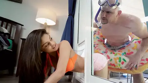 She got stuck and the teenage got her cooter penetrated